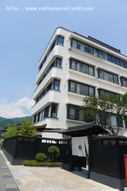 諏訪湖畔に建つ温泉旅館　萃 sui-諏訪湖の建物外観